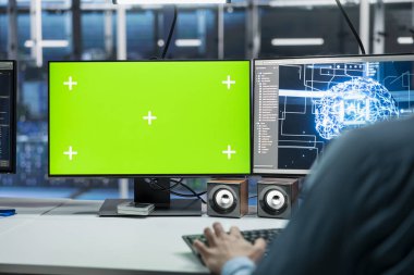 Tecrit edilmiş ekran PC kullanarak sunucu odası bilişim uzmanını kapatın. Derin öğrenme teknolojisi devreye sokuluyor. Veri merkezi mühendisi, taklit bilgisayar kullanıyor, nöral ağlar eğitiminde kullanılan veri tabanlarını yönetiyor