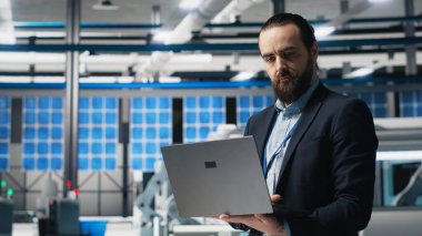 Sanayi işyerindeki güneş enerjisi üretim sistemlerini kontrol eden işletme yöneticisi, yenilenebilir enerji gelişimi için stratejik planlamayı vurguladı. Temiz güçte yenilik. Kamera B.