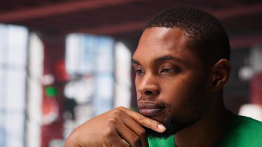 Afrikalı Amerikalı adam müşteri sayısını arttırmak için yeni fikirler düşünüyor. Finansal büyüme için bir çözüm bulmak için birden fazla iş yapıyor. Genç uzaktan kumandalı işçi yaratıcılığını kullanıyor. Kamera A.