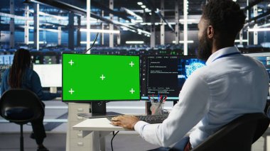 Sistem kapatma süresini en aza indirmek için izole ekran PC üzerinde yapay zeka ağacı yazılımı kullanan veri merkezi yönetimi. Sunucu merkezi çalışanı krom anahtar bilgisayarda yapay zeka görsel programlama aracı kullanır, kamera A