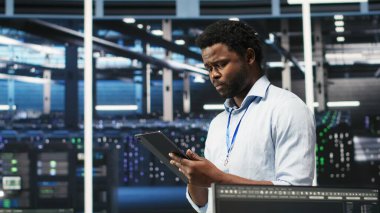 Yapılandırılmamış verileri kategorize etmek için yapay zeka algoritmaları ve düğüm ağacı sistemleri kullanan sunucu çiftliği teknisyeni. Veri merkezi çalışanı görsel programlama ve doğal dil işleme araçları kullanır, kamera B