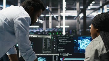 Veri Merkezi Mühendislik Ekibi teçhizatı ayarlamak için yapay zeka derin öğrenme modelleri kullanır. Takım çalışma arkadaşları sunucu çiftliğinde yapay zeka programlama dili, optimizasyon sistemi, kamera B üzerinde çalışıyorlar.