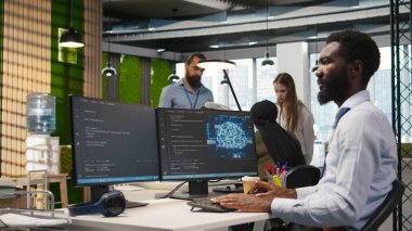 Bilgisayar kullanarak sistem yöneticisi, YZ betikleri ile tekrarlanan görevleri otomatik hale getiriyor. Uzun metrajlı uygulamayı hızlandırmak için yapay zeka teknolojisi kullanan bilişim uzmanı, kamera A