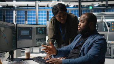 Afrika kökenli Amerikalı fabrika uzmanları üretim hattı için endüstriyel işlemleri gözden geçiriyorlar. Güneş enerjisi yüksek teknoloji gelişimi. Kamera A.