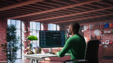 Uzaktan çalışan, günlük işleri çözmek için konuşmalı yapay zeka robotu kullanır, veri tepkileri üretmek için makine öğrenme motorlu sohbet robotuyla sohbet eder. Yapay zeka asistanı aletinde verimlilik. Kamera B.