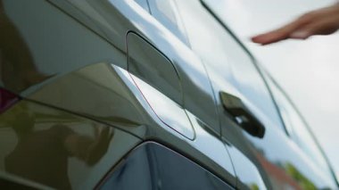 Sürücünün EV aküsünü şarj edip sürdürülebilir elektrikli motora ve düşük açılı atışa güç vermesini sağlayın. Uzun bir yolculuktan önce EV aracının bataryasını temiz enerji kaynağına bağlayarak şarj eden kişi