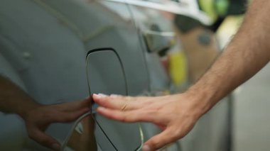 Otomobili şarj etmek için emisyonsuz elektrikli otomobilin giriş kapağını açan kişiyi kapatın. EV aracının şarj edilebilir aküsüne elektrik kablosu ekleniyor