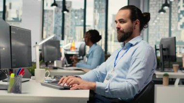 Gündüz tüccarları hisse senedi piyasası eğilimlerini ve şamdan fiyatlarını analiz ediyor, ofiste alım satım kararları veriyor. Profesyonel borsacı müşteri siparişlerini ticaret yazılımı, kamera B kullanarak verir