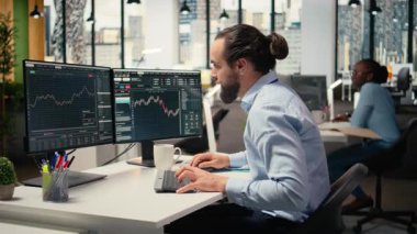 Ofisteki üzücü portföy yöneticisi, olumsuz hisse senedi yatırımı iadesi yüzünden üzgün. Düşük performans ölçümleri yüzünden üzgün tüccar, yatırım fırsatlarından yararlanamadığı için, kamera A