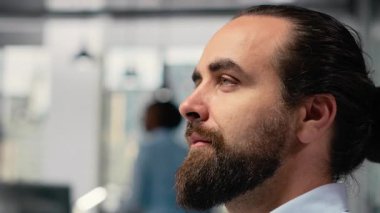 Ofisteki borsacı yüzünde ince bir gülümsemeyle yukarı bakıyor mali bağımsızlığı ve gelecekteki başarıyı gözünde canlandırıyor. PC masasındaki iyimser borsacı zenginlik ve ekonomik özgürlük hayali kuruyor, kamera B