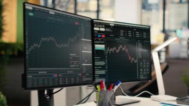 Yatırım fonu ofisindeki bilgisayar ekranlarında sergilenen borsa ölçümleri. Finansal yazılım arayüzü önx şirketinin çalışma alanında görünür olan masadaki bilgisayar monitörleri