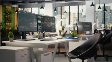 Özel firma ofisinde bilgisayar ekranlarında şamdan grafikleri olan bir yazılım ticareti. Finansal uzmanlar tarafından kullanılan masaüstü bilgisayarları analitik araçlarla hisse senedi piyasa faaliyetlerini izliyor