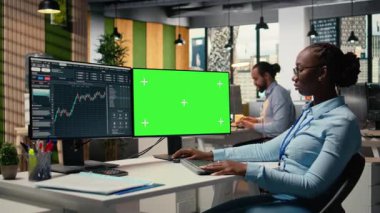 Borsa bürosundaki borsa simsarları yeşil ekran bilgisayarda hisse senedi grafiklerini analiz eder ve alım satım kararları verir. Finansal uzman müşteri siparişlerini krom anahtar PC, kamera A üzerinde ticaret yazılımı kullanarak verir