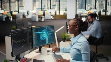 Ofisteki portföy yöneticisi AI teknolojisini kullanarak sermaye tahsisini ekonomik tablolara göre değerlendirdi. Afrikalı Amerikalı bir kadın araştırma yapmak için makine kullanmayı öğreniyor. Sürücü büyümesi, kamera A