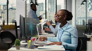 Portföy yöneticileri, borsa eğilimlerini analiz etmek ve yatırım gelirlerini artırmak için yapay zeka kullanıyor. İş arkadaşları yatırım fırsatlarını tanımlamak için Al Chatbot kullanıyor, kamera B