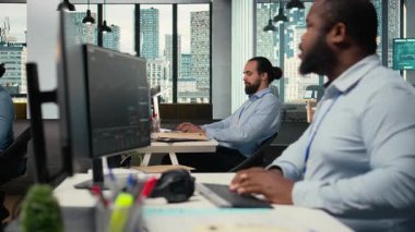 Endişeli portföy yöneticileri Black Swan olaylarına tepki olarak holdingleri ayarlıyorlar. Sıkıntılı hissedarlar, beklenmeyen durgunluk olayının hisse senedi piyasa etkilerini değerlendiriyor, kamera A