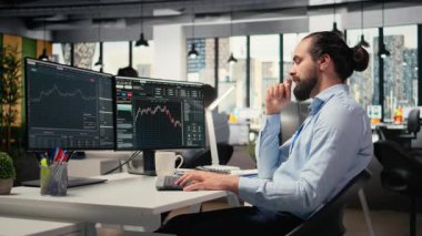 Ofisteki tüccar hayal kurmak için gözlerini kapatıyor, finansal bağımsızlığı ve gelecekteki başarıyı gözünde canlandırıyor. Masadaki neşeli aksesuar firması çalışanı düşüncelere dalmış, başarılı bir ticaret hayal ediyor, kamera A