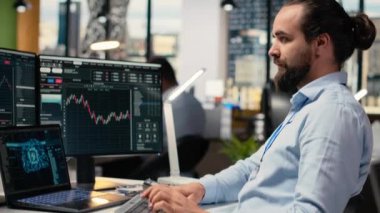 Ofisteki portföy yöneticisi, ekonomik grafiklere dayalı sermaye tahsisini değerlendirmek için dizüstü bilgisayardaki yapay zeka yazılımını kullanıyor. Not defterinde derinlemesine öğrenme kullanan günlük işlemci, araştırma sürüşü büyümesi, kamera B