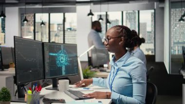 Portföy yöneticileri, borsa eğilimlerini analiz etmek ve yatırım gelirlerini artırmak için yapay zeka kullanıyor. İş arkadaşları yatırım fırsatlarını tanımlamak için Al Chatbot kullanıyor, kamera A