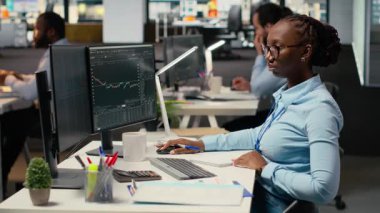 Gündüz tüccarları borsa fiyat grafiklerini analiz eder, bilgilendirilmiş alım satım kararları almak için notlar alır. Borsacı analiz görüşleri yazıyor, siparişleri ticaret platformu, kamera B kullanarak veriyor.