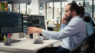 Finansal danışman, akıllı telefon kullanarak müşterilere yatırım rehberliği sunuyor. Yatırım danışmanı cep telefonu görüşmesi yapıyor, müşterilerin özel portföy yapmalarına yardım ediyor, kamera A