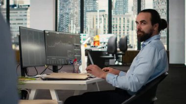 Black Swan olayından şok olan komisyoncu şirket meslektaşları küresel finansmanı sarsarak para çekme çağrıları yapıyorlar. Yatırım fonu çalışanları piyasa çöküşünün portföy değeri ve kamera B 'ye bakıyorlar