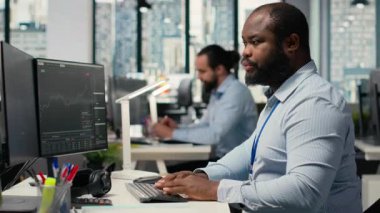 Bilgisayar korsanlarının sisteme sızmak için kullandıkları güvenlik uyarısından korkan tüccar. Komisyoncu şirket çalışanı siber saldırıya cevap veriyor. Müşteri hesabını izinsiz erişimden koruyor. Kamera B: