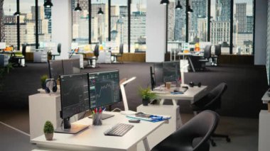 Yatırım şirketinin ofisindeki bilgisayar ekranlarında sergilenen borsa ölçümleri. PC monitörlerinde canlı finansal verileri olan Forx şirketinin çalışma alanındaki çalışma istasyonu