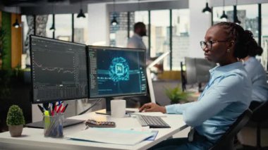 Equity analisti, hisse senedi piyasa değerini değerlendirmek ve not almak için şirketlerin kazanç araştırmaları için yapay zeka kullanıyor. Tüccar, yapay zeka ve kamera A kullanarak yatırımları iyileştirmek için mali analiz yürütüyor.