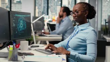 Equity analisti, hisse senedi piyasa değerini değerlendirmek ve not almak için şirketlerin kazanç araştırmaları için yapay zeka kullanıyor. Tüccar, yapay zeka ve kamera B kullanarak yatırımları iyileştirmek için mali analiz yürütüyor.