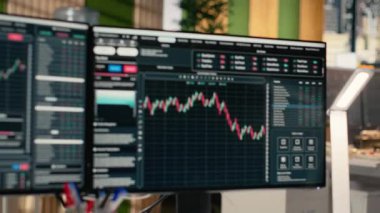 Özel firma ofisinde bilgisayar ekranlarında şamdan grafikleri olan bir yazılım ticareti. Finansal uzmanlar tarafından kullanılan masaüstü bilgisayarları analitik araçlarla hisse senedi piyasa faaliyetlerini izliyor