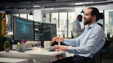 Risk analisti, hisse senedi piyasasının uçuculuğunu değerlendirmek için yapay zeka kullanıyor. Portföy yöneticisi varlıkları değerlendirmek, sermaye tahsis etmek ve yatırım raporları hazırlamak için Al Chatbot 'u kullanıyor.