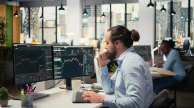 Yatırım portföyü değeri beklenmeyen piyasa olaylarından sonra düştüğü için ofisteki tüccar kaygılarını dile getiriyor. Finansal uzman, borsa hesap kayıpları ve kamera A 'yı incelerken