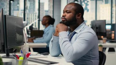 Gündüz tüccarları hisse senedi fiyatlarının grafiklerini analiz eder, düşünme, satın alma ve satış kararlarını malzeme firmasında verir. Adam beyin fırtınası yapıyor, müşteri siparişlerini ticaret platformu, kamera B kullanarak veriyor.