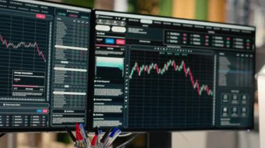 Yatırım şirketinin ofisindeki bilgisayar monitörlerinde sergilenen borsa ölçümlerini kapat. PC ekranlarında canlı finansal verilere sahip varlık yönetimi şirketinde çalışma istasyonu