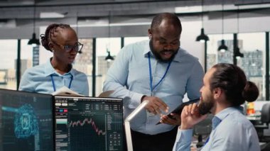 Dekor firmasındaki takım çalışanı simsarlar AI teknisyenlerine grafikleri yorumlaması, satın alma ve satışı optimize etmesi için baskı yapıyorlar. Komisyoncu iş arkadaşları beyin fırtınası yapıyor, kazancı maksimuma çıkarmak için derin öğrenme kullanıyorlar, kamera B