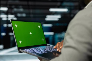 Veri merkezinde sunucu performans sorunlarını kontrol etmek için izole ekran dizüstü bilgisayar kullanarak mühendisliği kapat. Sunucu hub düzeltmesindeki IT profesyoneli taklit defter kullanarak donanımı yavaşlatan hatalar düzeltiyor