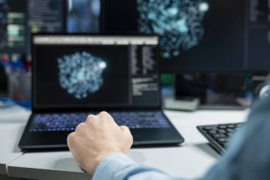 Bilgisayar kullanarak veri merkezi geliştiricisini kapatın, yapay zeka sistemlerini izleyin, makine öğrenme parametrelerini ayarlayın. Sunucu odası çalışanı, dizüstü bilgisayar kullanarak yapay zeka performansını arttırıyor.