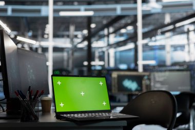 Yeşil ekran dizüstü bilgisayar, veri merkezi ekipmanlarını izliyor. AI derin öğrenim boru hatları için bilgisayar gücü sağlıyor. Yapay zeka veri tabanlarını depolayan ana bilgisayarları denetlemek için kullanılan Chroma anahtar defteri