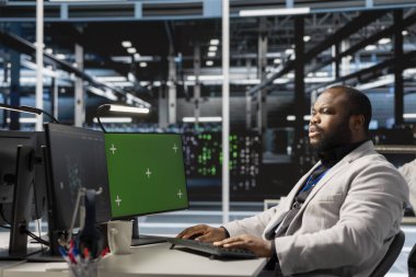 Veri merkezi yazılım geliştirici izleme sistemi performansını yeşil ekran modelleme PC kullanarak, darboğazları tanımlar. Renkli anahtar bilgisayar kullanarak sunucu çiftliği bilişim uzmanı sorun çıkaran hatalar