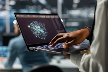 Bilgi işlem uzmanının bilgisayardaki AI LLM asistanını kullanarak ekipman teçhizatlarının bakımını yapmasını sağlayın. Sunucu merkezi bilgisayar bilimcisi, yedekleme yapmak için büyük dil model sohbet robotu kullanıyor