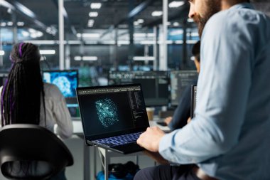 Sunucu merkezindeki sistem yöneticisini kapatın. Yapay zeka yardımcı analizi ile performansı optimize edin. Veri Merkezi çalışanı, AI önerilerini izleyerek görevleri hızlandırmak için dizüstü bilgisayar kullanıyor