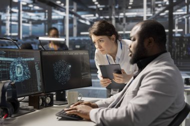 Simülasyonları çalıştırmak için yapay zeka teknolojisini kullanarak veri merkezindeki programcıyı denetliyor. Bilişsel hesaplama algoritmalarının otomatikleştirilmesi için bilişsel bilişim uzmanı tarafından yapılan denetim çalışması