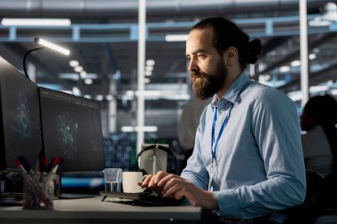 Simülasyonları çalıştırmak için yapay zeka kullanan veri merkezindeki yazılım geliştiricisi. Bilgi işleme uzmanları, bilişsel hesaplama algoritmalarını veri kaynaklarından bilgi almak ve altyapıyı otomatik hale getirmek için kodluyor.