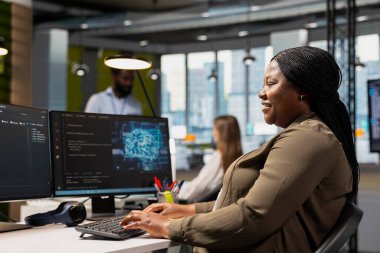 İş yerindeki neşeli programcı anomali tespit otomasyonu için model öğreniyor. Ağ sorunlarını izlemek için yapay zeka kullanan iyimser bir teknoloji çalışanı