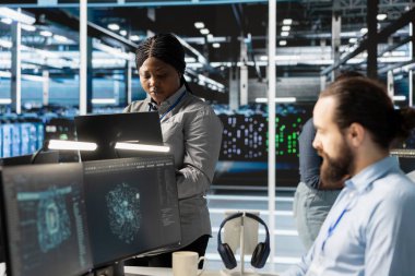 Bıçak sunucularında bakım yapan mühendisler yapay zeka veri işleme ve çıkarımları için hesaplama gücü sağlıyorlar. Bilgi işlem uzmanları veri merkezi dizilerini denetliyor eğitim verilerini yönetiyor