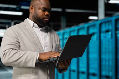 Sunucu çiftliğindeki yazılım geliştiricisi altyapı sistemlerini yönetiyor, kurtarma planını kontrol ediyor. Veri Merkezi IT uzman izleme performansını not defteri kullanarak, platformların optimum olarak çalıştığından emin olun