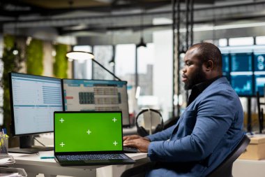 Profesyonel yönetici çizelge raporlarını izole edilmiş kroma anahtarının yanında inceleyerek, yeniliği yönlendirmek ve genel şirket performansını artırmak için yeni bir büyüme stratejisi ve vizyon uygular. Verimlilik.