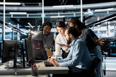 Yapay zeka sistemlerini inceleyen mühendisler, düzensiz ağ faaliyeti tespit ettikten sonra alarma geçiyorlar. BT ekibi, yapay zeka tehdit algılama araçları kullanarak işaretlenmiş olayları değerlendiriyor.