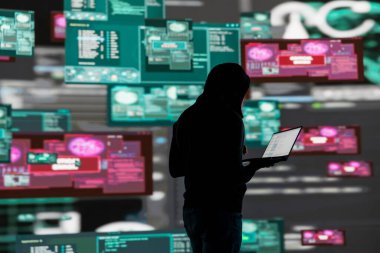 Genç bir hacker, gizli bir sisteme programlama koduyla giriyor, güvenlik duvarlarını aşıyor ve ağ güvenliğindeki savunmasızlıkları kullanarak siber saldırı ve sızma gerçekleştiriyor..